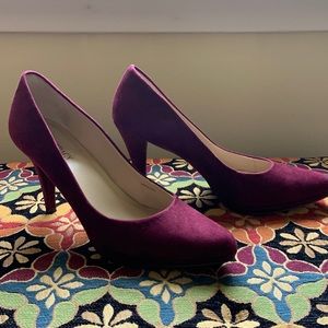 Ellen Tracy suede pumps